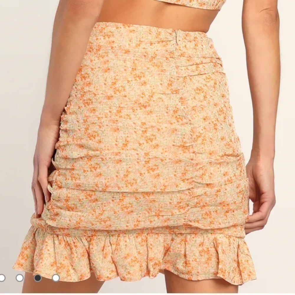 🆕Lulus - Ruche Toward Spring Orange Floral Print Ruched Mini Skirt - Picture 3 of 10